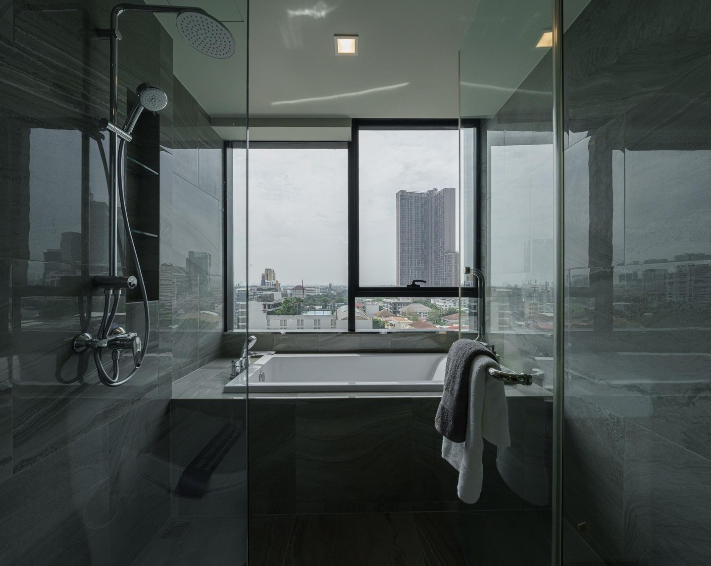Luxury Condominium for Rent : BTS THONGLOR 45 SQ.M with  Bathtube .City View High Zone  Fully Furnished .Ready To move in